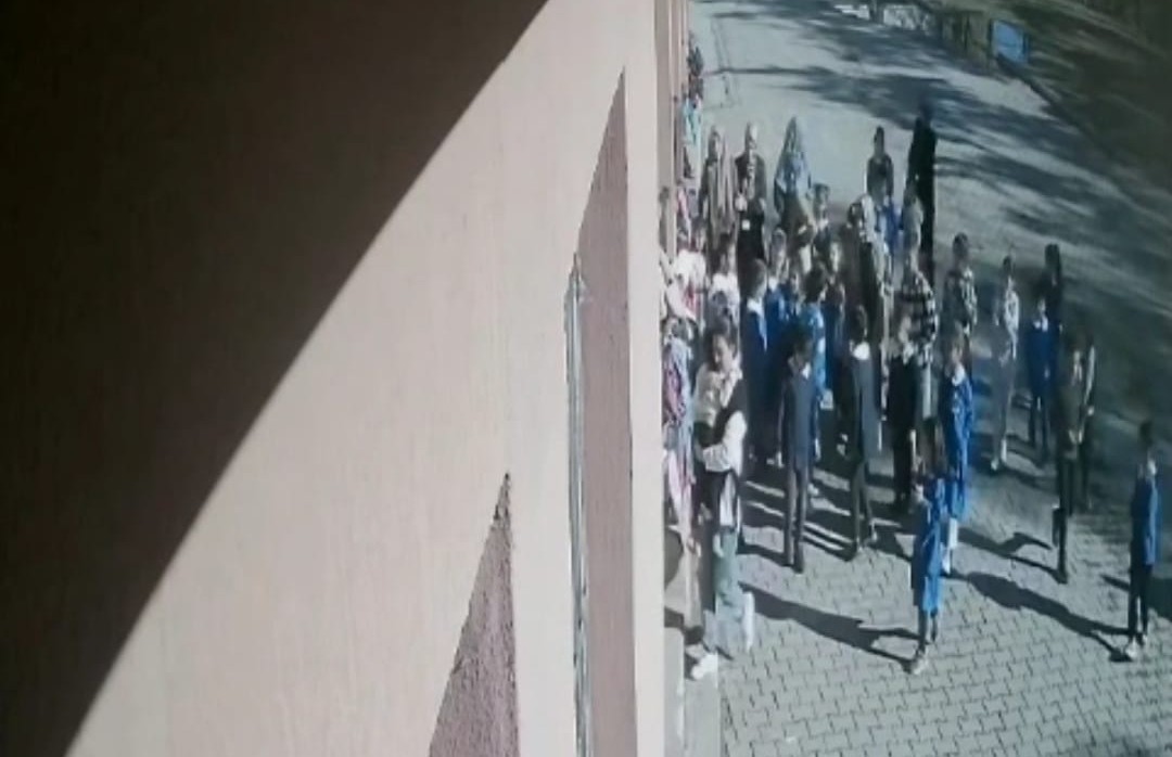 Öğrencisinin boğazına kaçan şekeri heimlich manevrasıyla çıkardı 6 ogrencisinin bogazina kacan sekeri heimlich manevrasiyla cikardi 2 PDJCSLcA