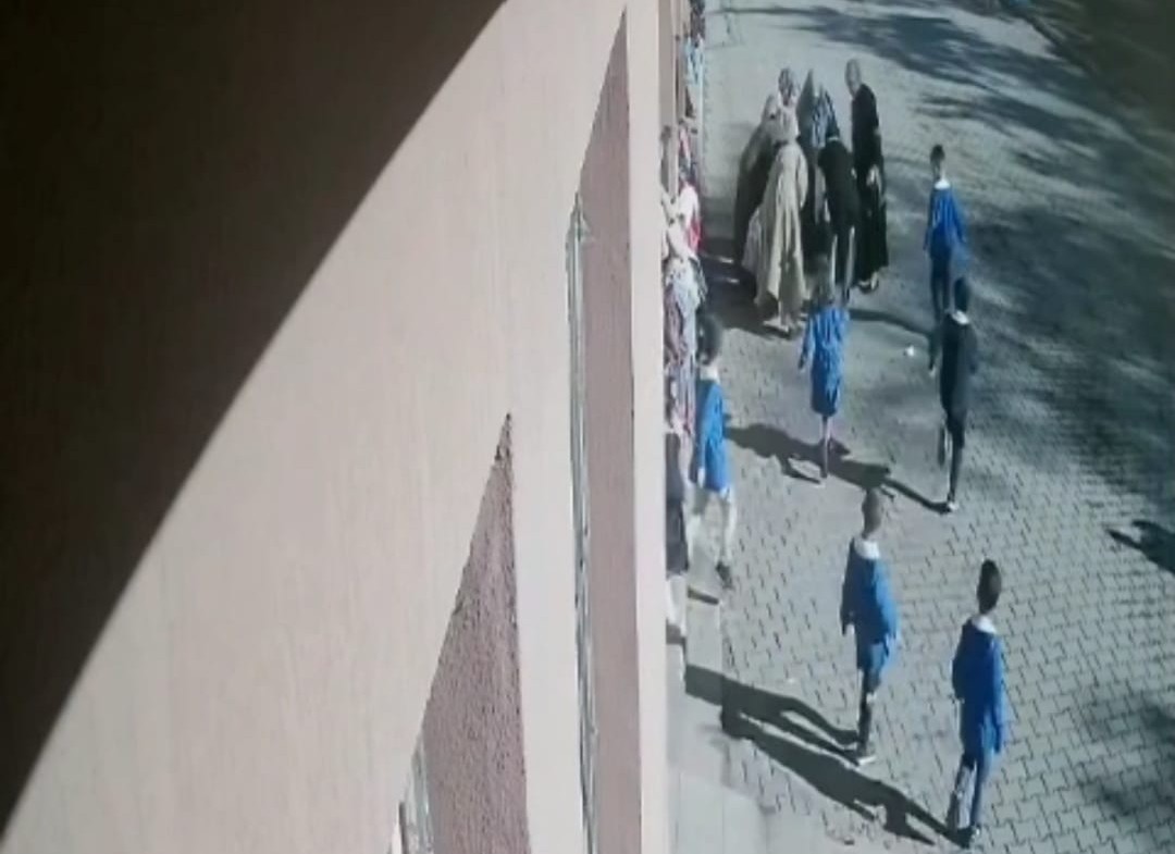 Öğrencisinin boğazına kaçan şekeri heimlich manevrasıyla çıkardı 7 ogrencisinin bogazina kacan sekeri heimlich manevrasiyla cikardi 3 5fc1Z7jl