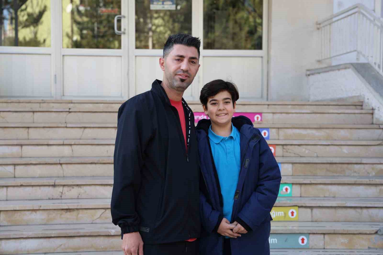 ogrencisinin hayatini heimlich manevrasiyla kurtardi 4 rlnXkQ8W