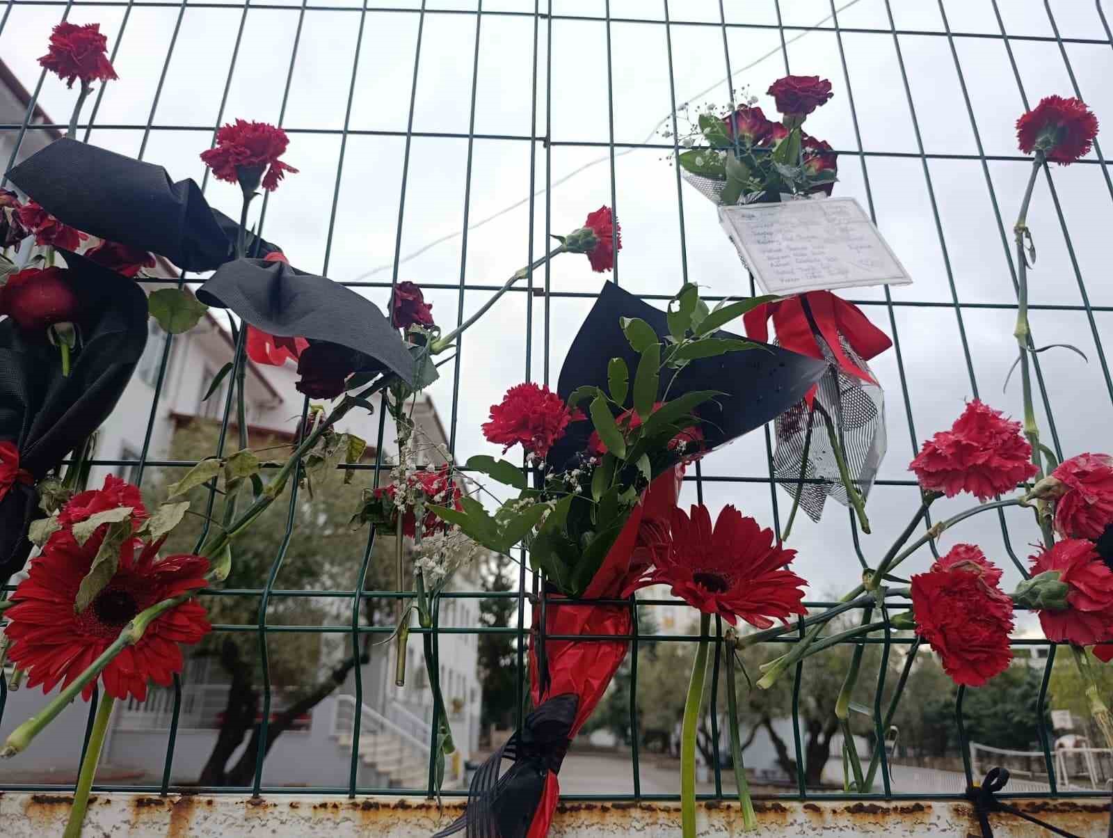 Öğretmen Ayla Kara’nın yakınları okulda dua etti 6 ogretmen ayla karanin yakinlari okulda dua etti 2