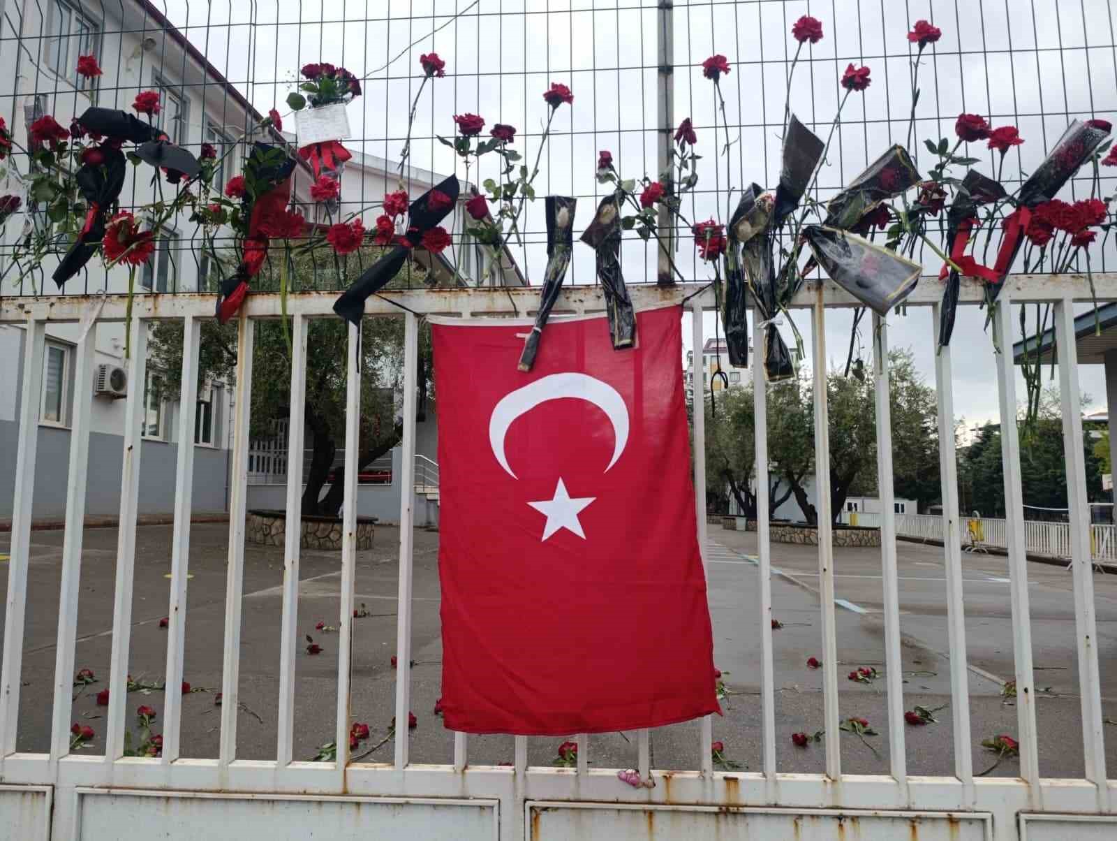 Öğretmen Ayla Kara’nın yakınları okulda dua etti 7 ogretmen ayla karanin yakinlari okulda dua etti 3 FKSqnAjv