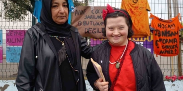 ogretmen-ayla-karanin-yakinlari-okulda-dua-etti-SWxFOSP4.jpg