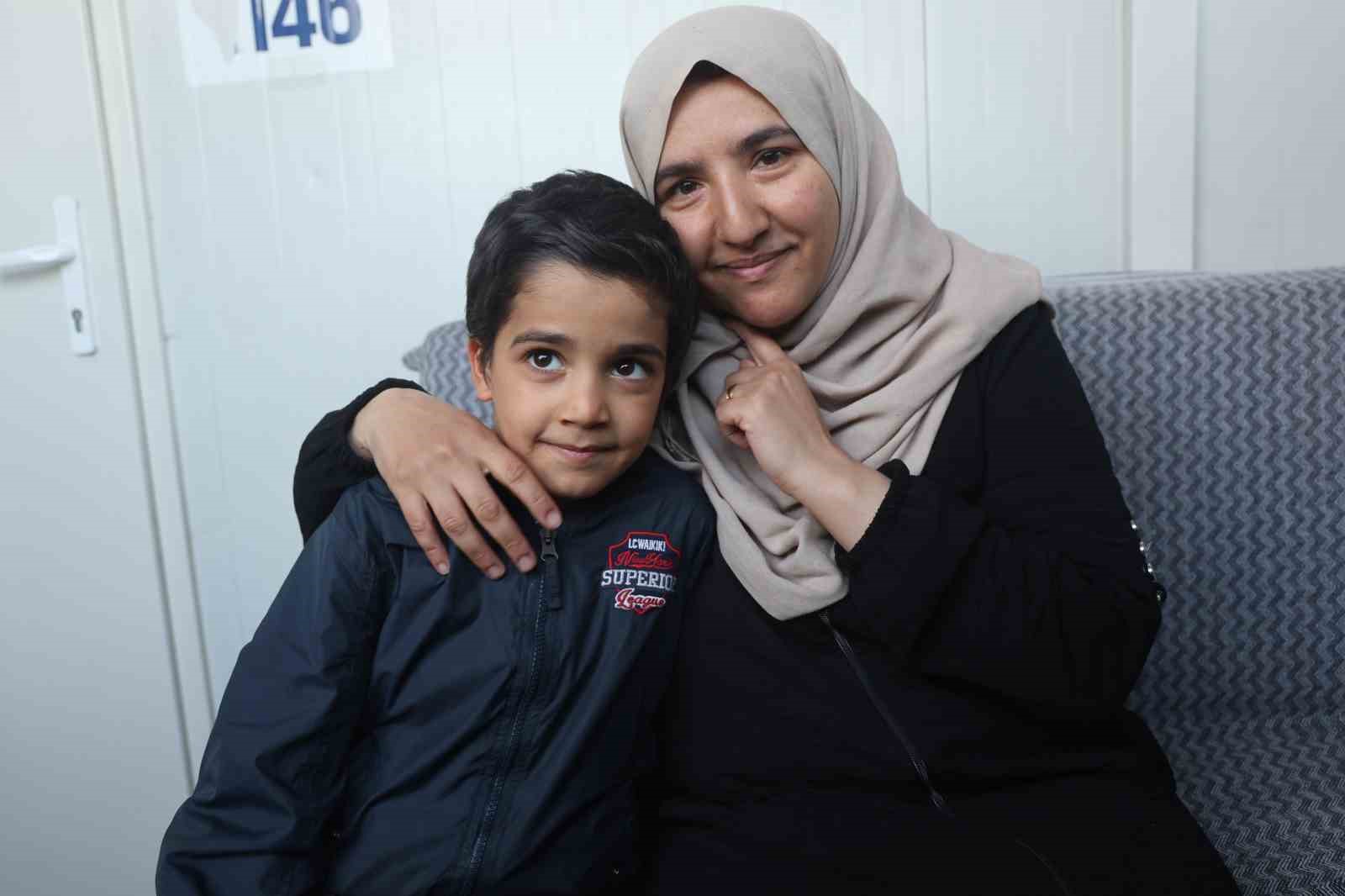 ogretmen bogazina yiyecek kacan suriyeli ogrencisini heimlich manevrasi ile kurtardi 1