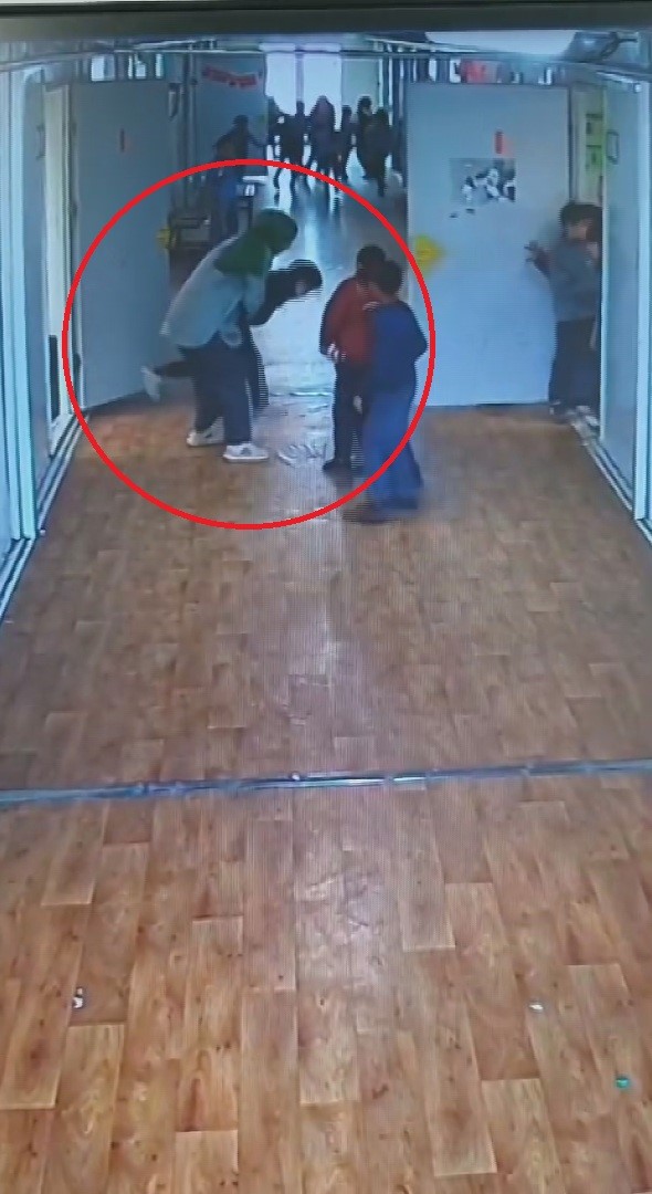 ogretmen bogazina yiyecek kacan suriyeli ogrencisini heimlich manevrasi ile kurtardi 3 XAr8EJ58