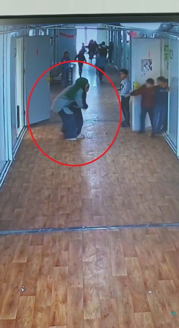 ogretmen bogazina yiyecek kacan suriyeli ogrencisini heimlich manevrasi ile kurtardi 4 I795VZcm