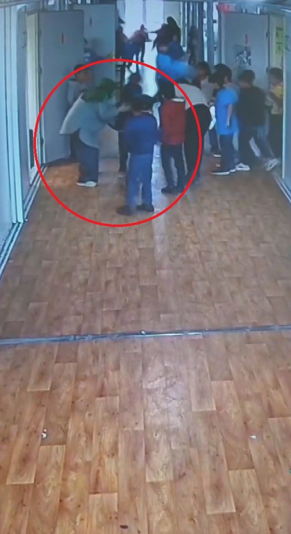 ogretmen bogazina yiyecek kacan suriyeli ogrencisini heimlich manevrasi ile kurtardi 5 sNVh6iwc