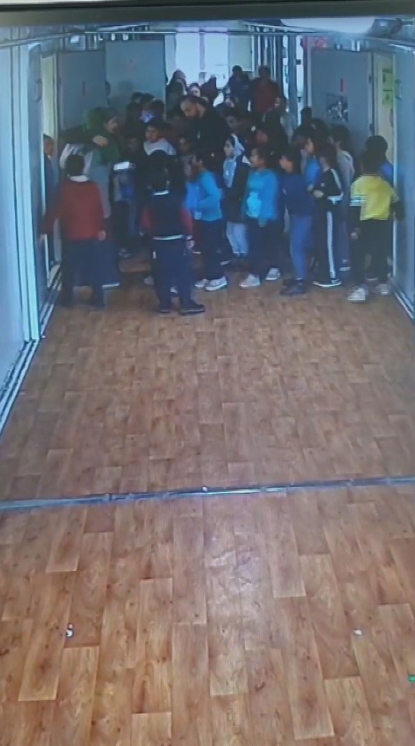 ogretmen bogazina yiyecek kacan suriyeli ogrencisini heimlich manevrasi ile kurtardi 6 JUHctFjK