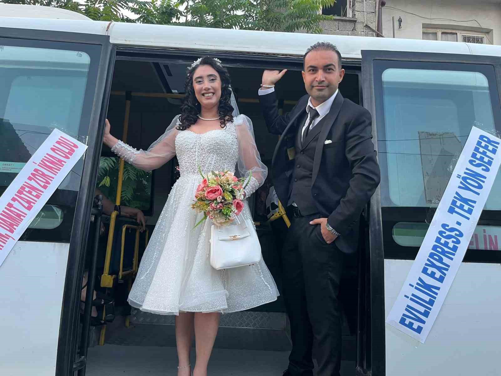 Öğretmen çift, dolmuşu gelin arabası yaptı 4 ogretmen cift dolmusu gelin arabasi yapti 0 jhXFPfpB