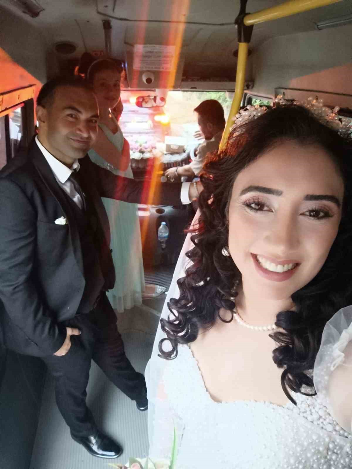 Öğretmen çift, dolmuşu gelin arabası yaptı 5 ogretmen cift dolmusu gelin arabasi yapti 1 OO8knbdn