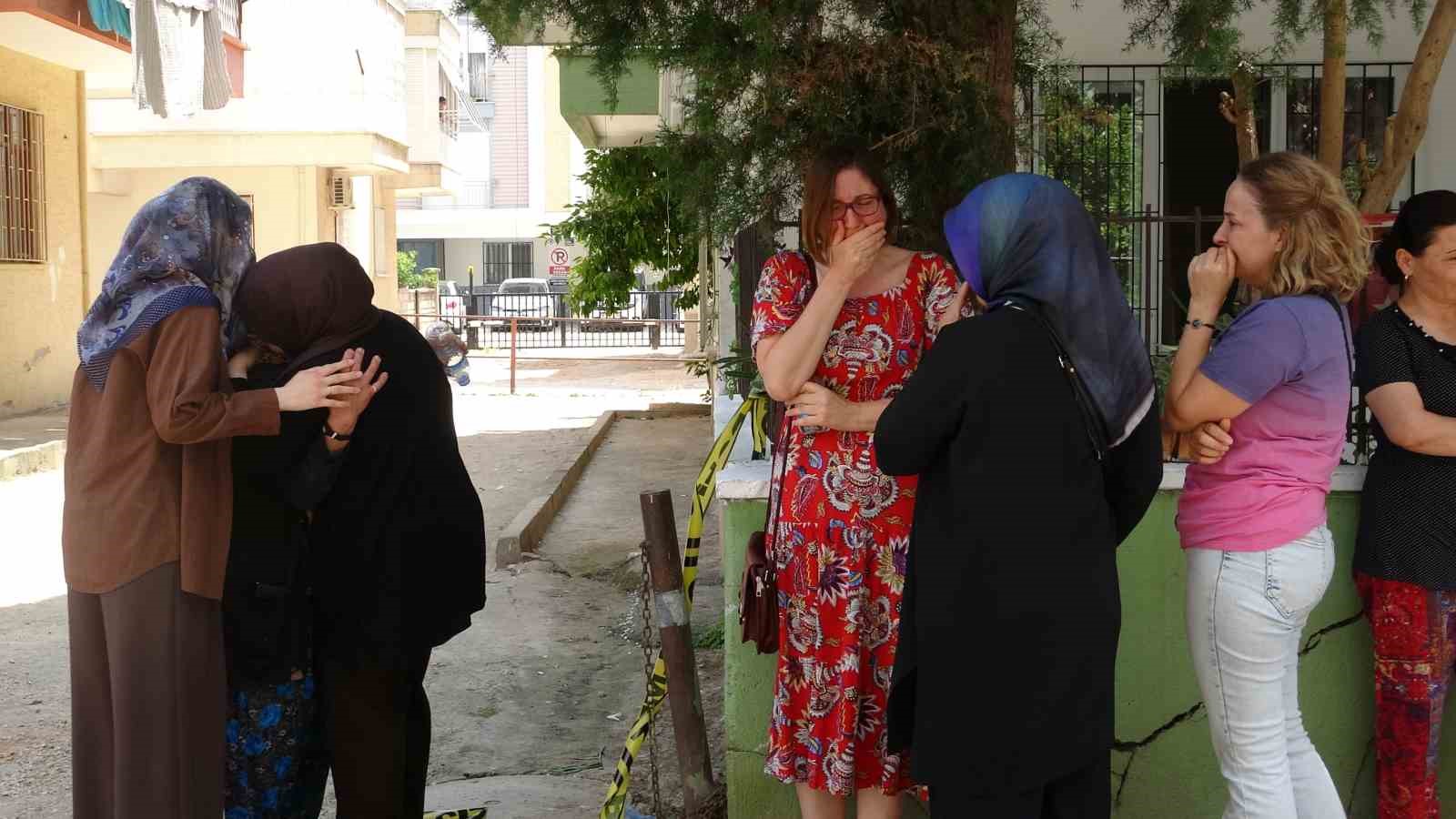 Öğretmen çiftin evinden çıkan cenazeler gözyaşları arasında morga kaldırıldı 4 ogretmen ciftin evinden cikan cenazeler gozyaslari arasinda morga kaldirildi 0 bA4adeSe