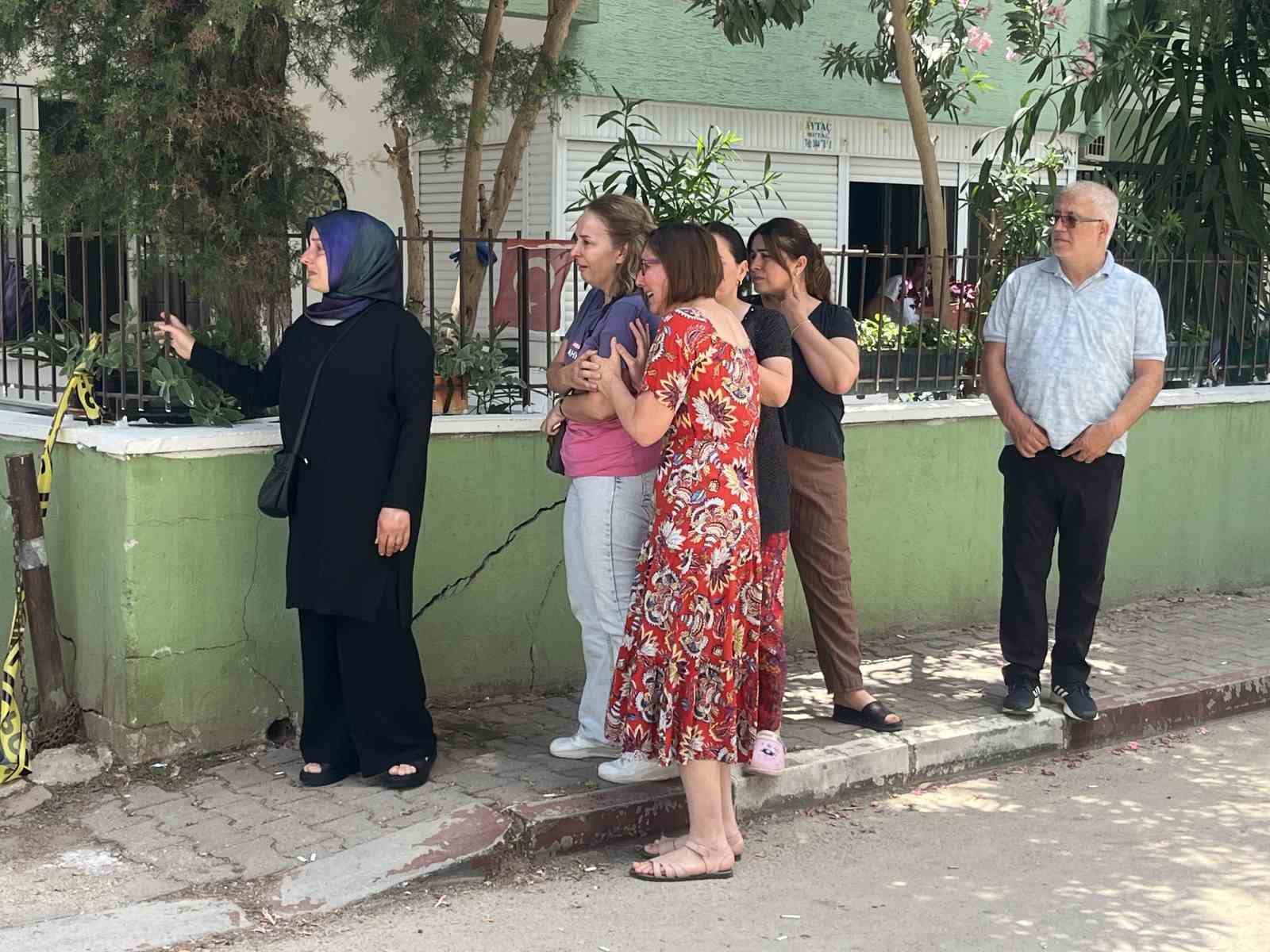 Öğretmen çiftin evinden çıkan cenazeler gözyaşları arasında morga kaldırıldı 5 ogretmen ciftin evinden cikan cenazeler gozyaslari arasinda morga kaldirildi 1 ySTEunKf
