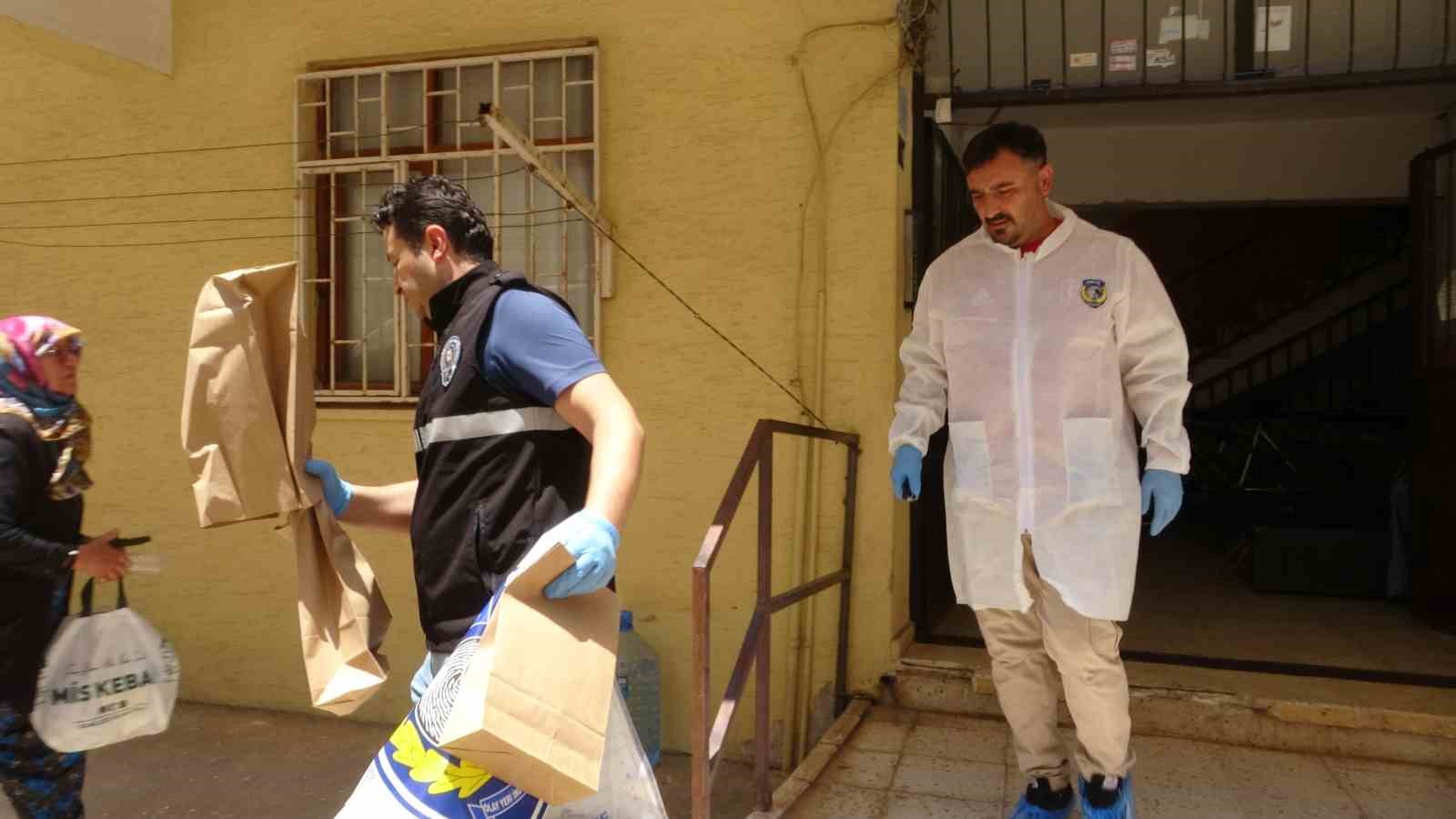 Öğretmen çiftin evinden çıkan cenazeler gözyaşları arasında morga kaldırıldı 9 ogretmen ciftin evinden cikan cenazeler gozyaslari arasinda morga kaldirildi 5 dgBKjHkN