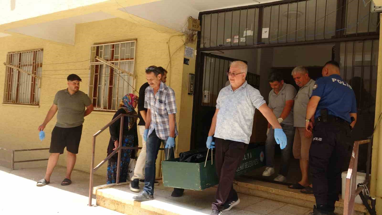 Öğretmen çiftin evinden çıkan cenazeler gözyaşları arasında morga kaldırıldı 10 ogretmen ciftin evinden cikan cenazeler gozyaslari arasinda morga kaldirildi 6 QT3BDWCL