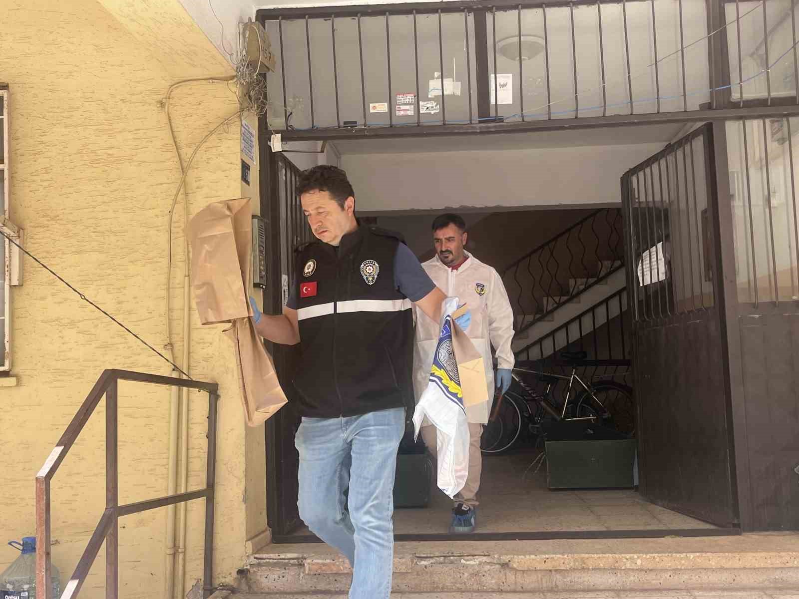 Öğretmen çiftin evinden çıkan cenazeler gözyaşları arasında morga kaldırıldı 11 ogretmen ciftin evinden cikan cenazeler gozyaslari arasinda morga kaldirildi 7 qluj4QzQ