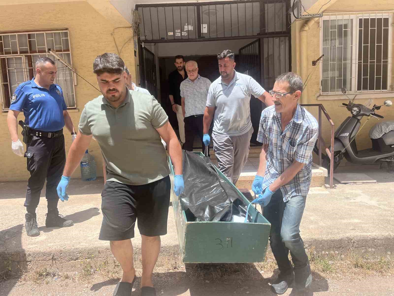 Öğretmen çiftin evinden çıkan cenazeler gözyaşları arasında morga kaldırıldı 12 ogretmen ciftin evinden cikan cenazeler gozyaslari arasinda morga kaldirildi 8 62BBfYvc