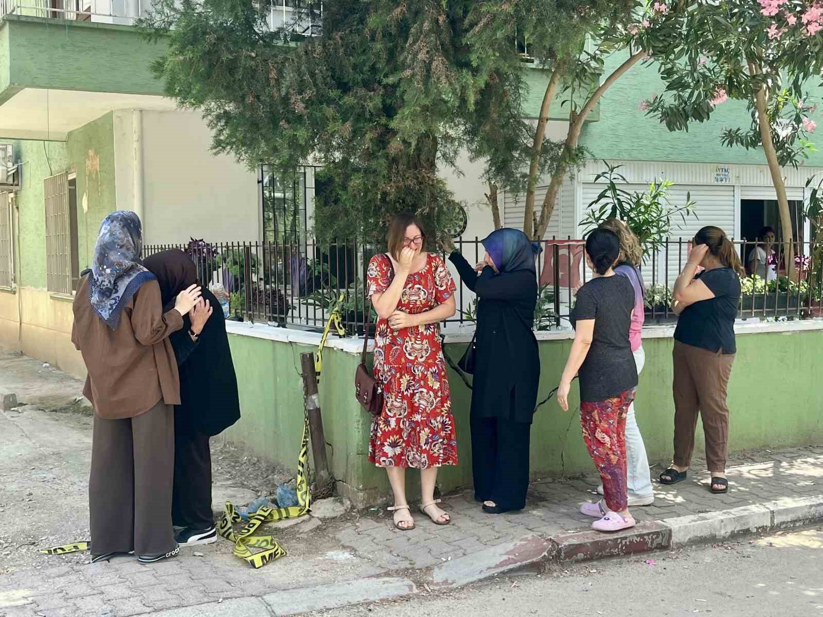 Öğretmen çiftin evinden çıkan cenazeler gözyaşları arasında morga kaldırıldı 13 ogretmen ciftin evinden cikan cenazeler gozyaslari arasinda morga kaldirildi 9 7JXkZNgs