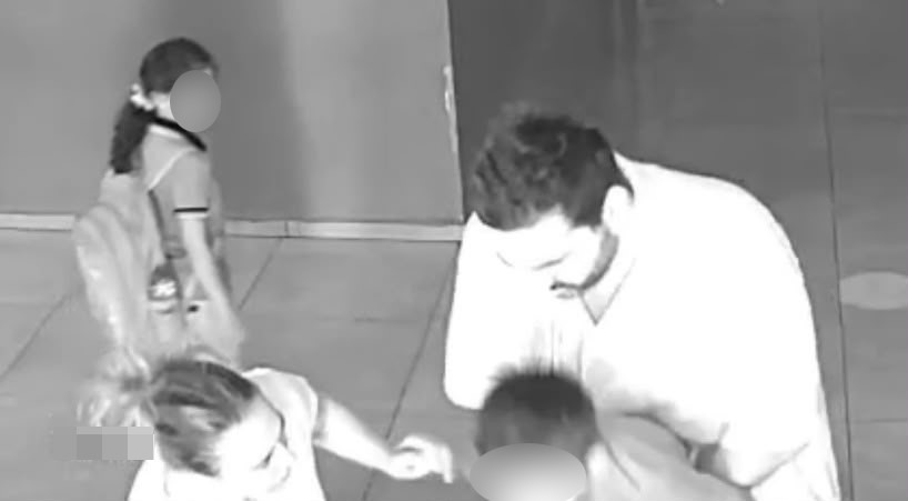 Öğretmen, heimlich manevrası ile öğrencisinin hayatını kurtardı 5 ogretmen heimlich manevrasi ile ogrencisinin hayatini kurtardi 1 qwqRden9