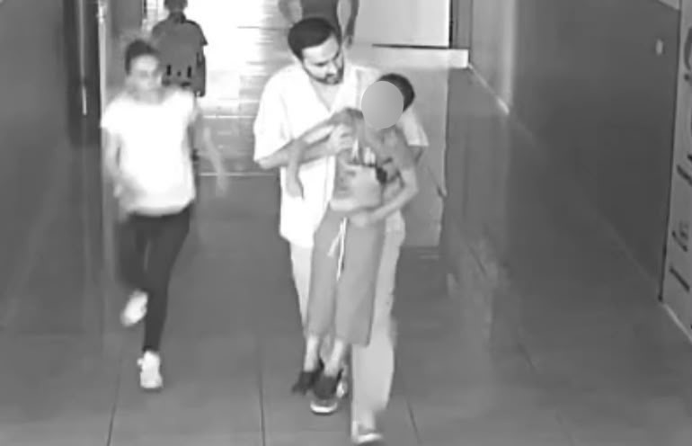 Öğretmen, heimlich manevrası ile öğrencisinin hayatını kurtardı 6 ogretmen heimlich manevrasi ile ogrencisinin hayatini kurtardi 2 ZQ9KUEe4