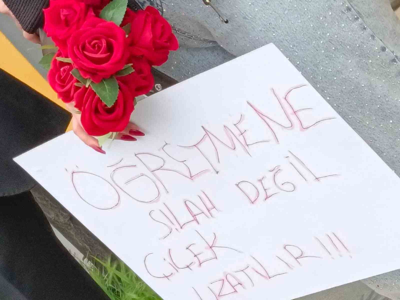 ogretmen ve ogrenciler ciceklerle karsilandi 0 TafQkwPC