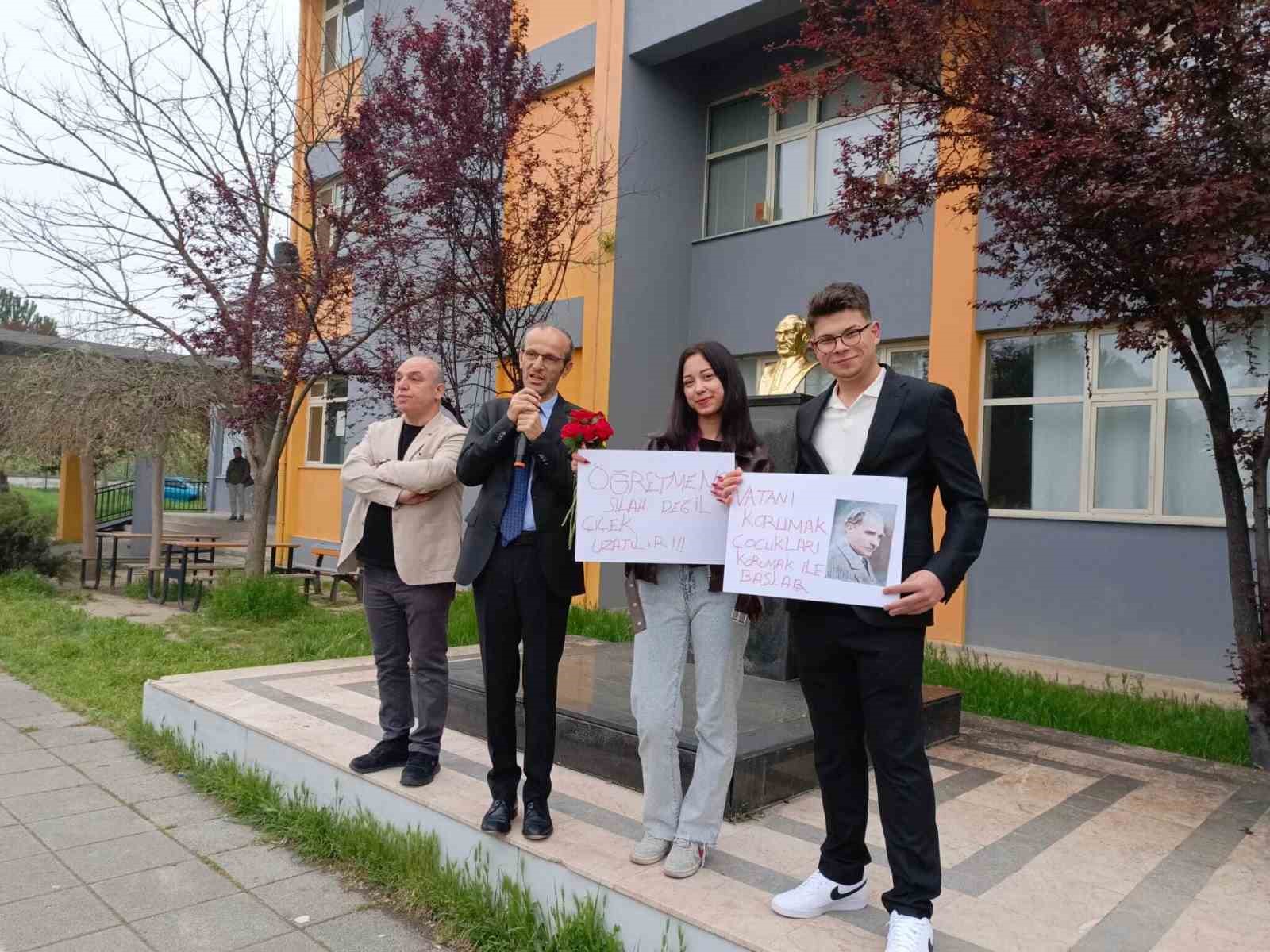 ogretmen ve ogrenciler ciceklerle karsilandi 1 fOGnJWVM