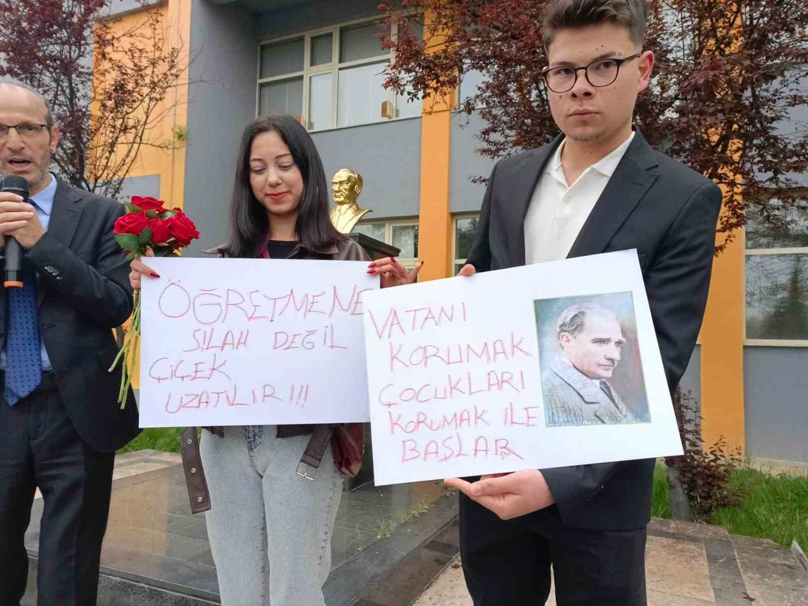 ogretmen ve ogrenciler ciceklerle karsilandi 2 CU3qBKiM