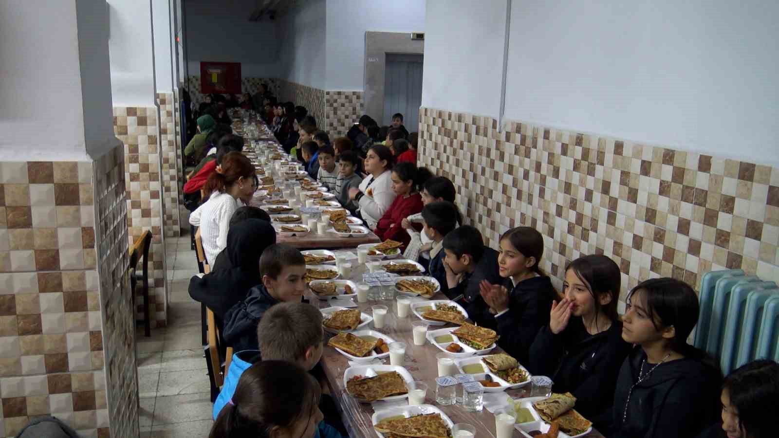ogretmen veli dayanismasiyla koy okulunda ogrencilere restoran tadinda iftar yemegi 0 krrCfeVC