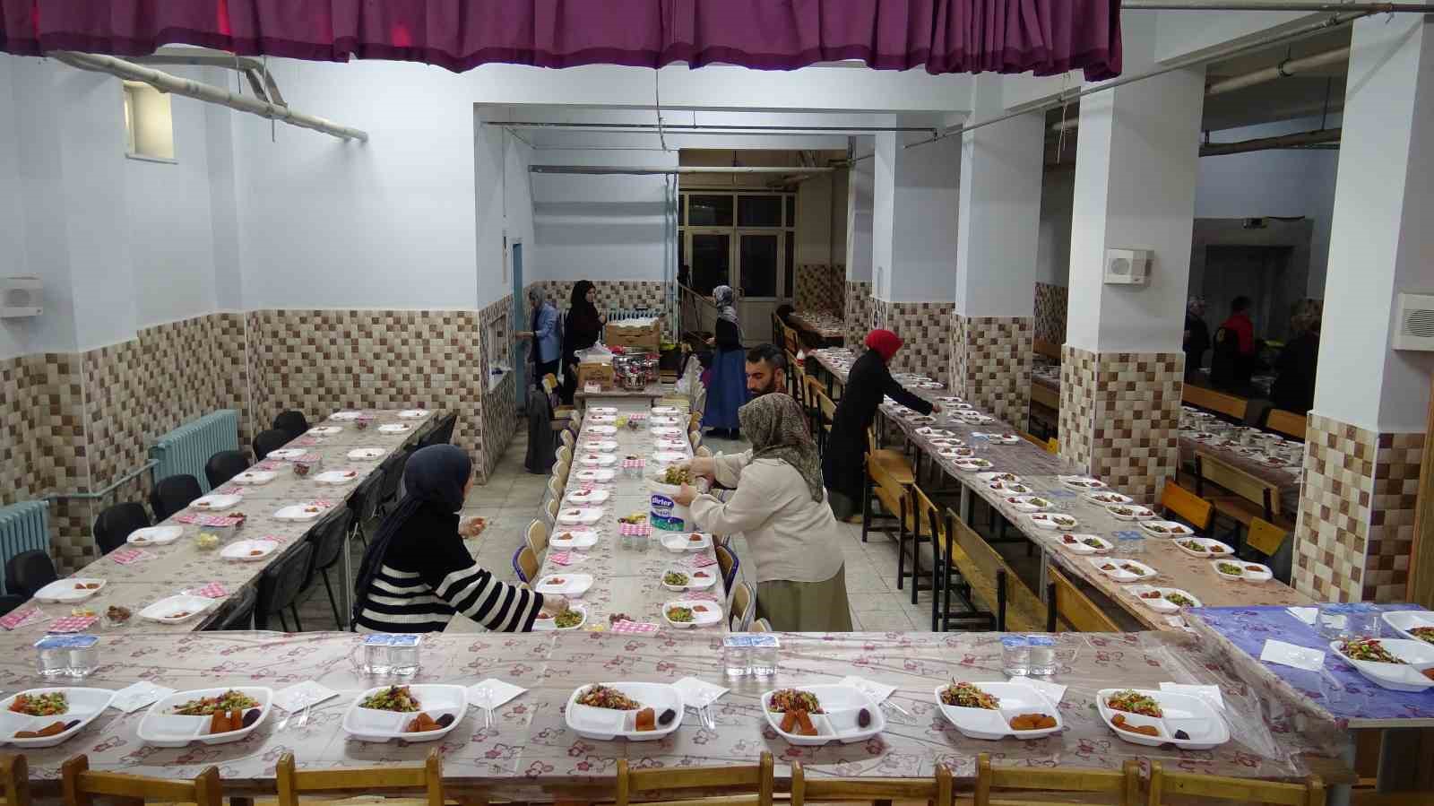 ogretmen veli dayanismasiyla koy okulunda ogrencilere restoran tadinda iftar yemegi 2 1NnAQmNR