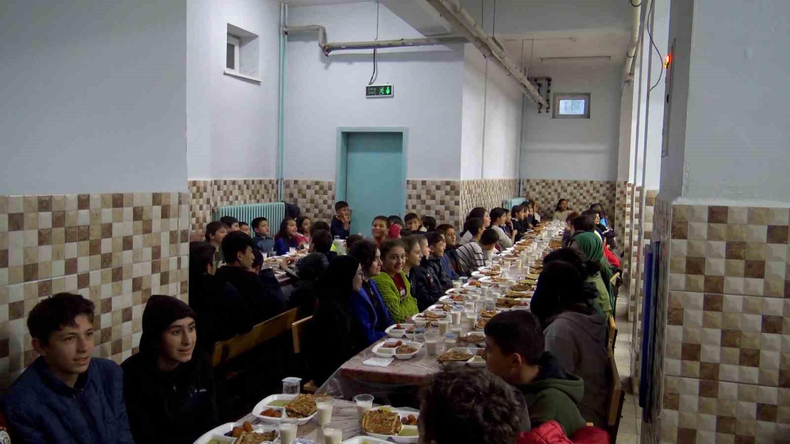 ogretmen veli dayanismasiyla koy okulunda ogrencilere restoran tadinda iftar yemegi 3 mBgmwwzM