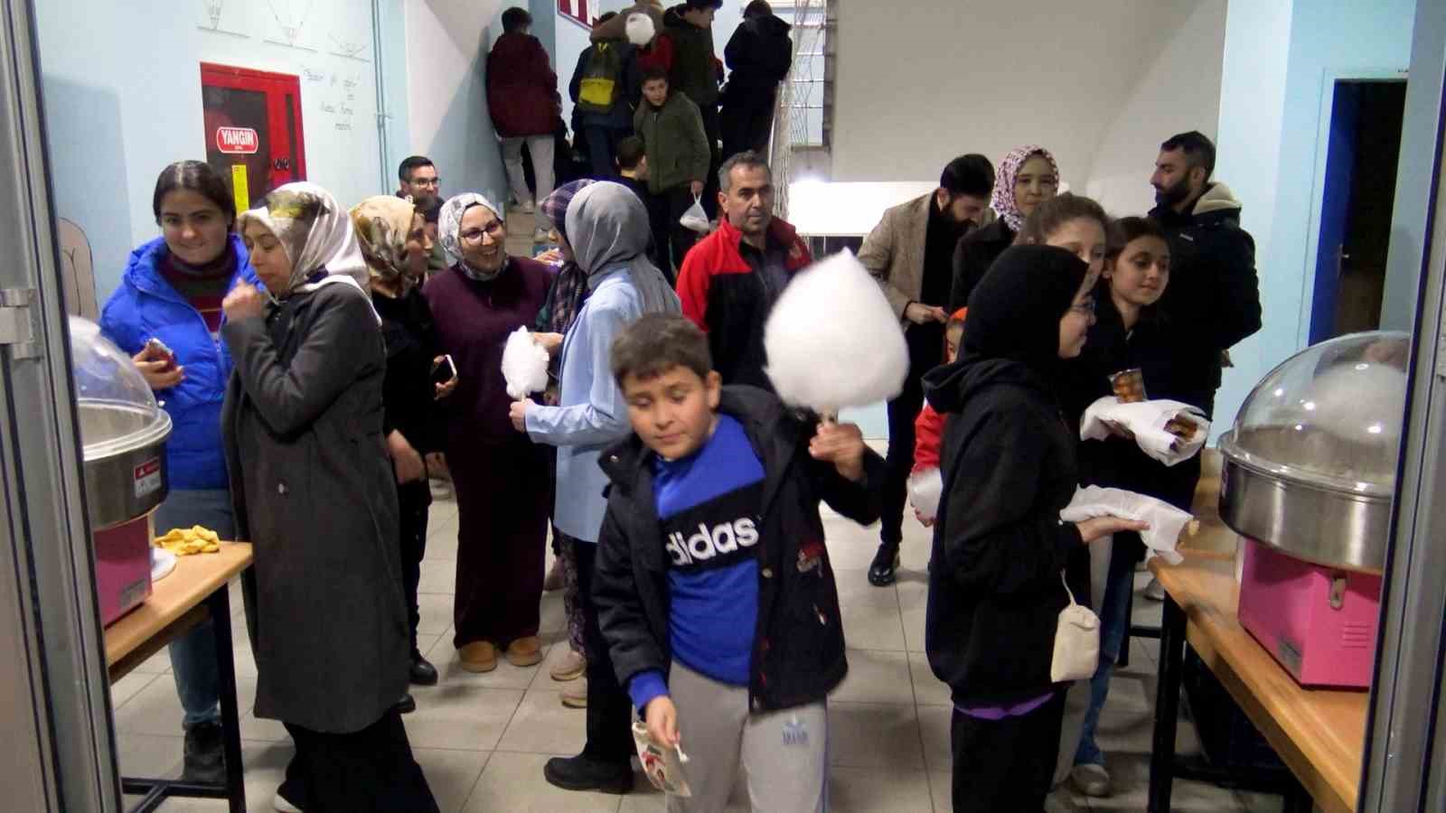 ogretmen veli dayanismasiyla koy okulunda ogrencilere restoran tadinda iftar yemegi 4