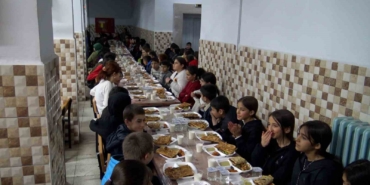 ogretmen-veli-dayanismasiyla-koy-okulunda-ogrencilere-restoran-tadinda-iftar-yemegi-VXrxZ75s.jpg