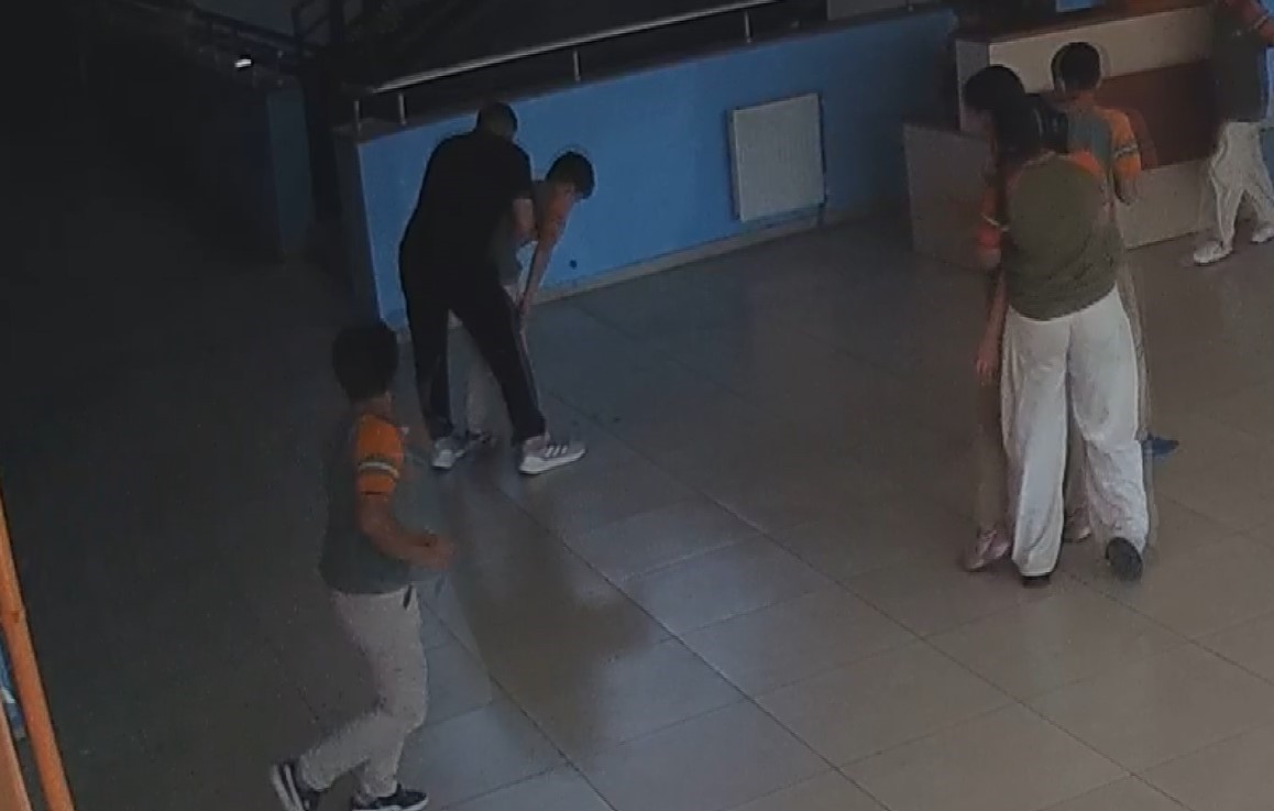 ogretmenin heimlich manevrasi ogrencinin hayatini kurtardi 0