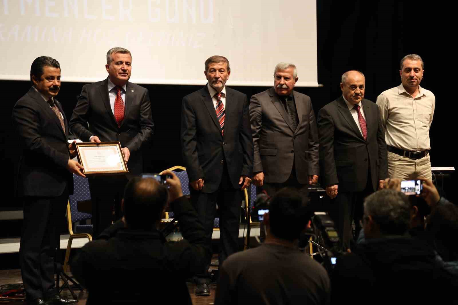 Öğretmenler Günü’nde ’Hizmet Şeref Madalyaları’ sahiplerini buldu 5 ogretmenler gununde hizmet seref madalyalari sahiplerini buldu 1 IrfYL8yI