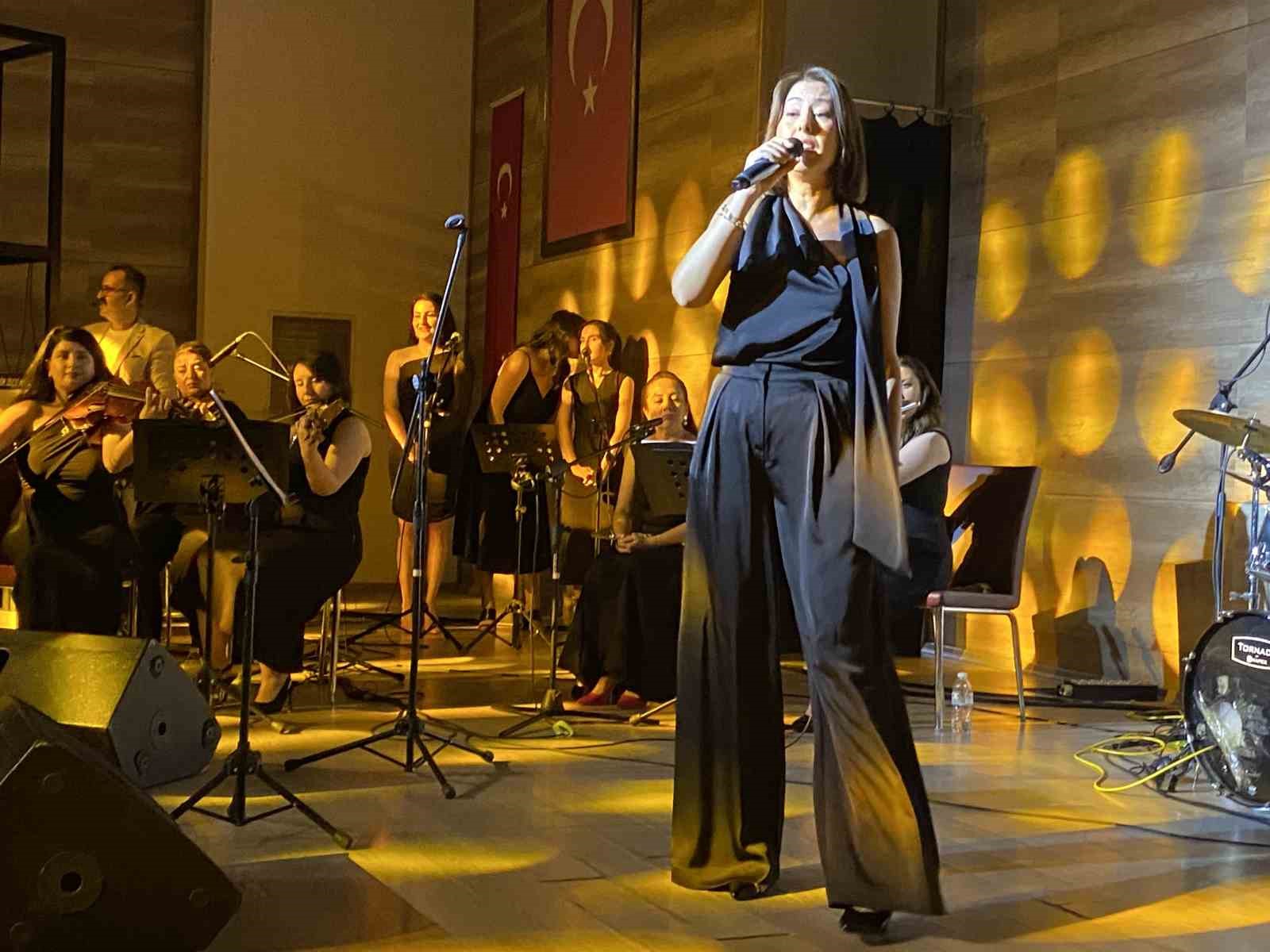 ogretmenler sahneye cikti alasehir tek ses oldu 1 ujY7ERYs