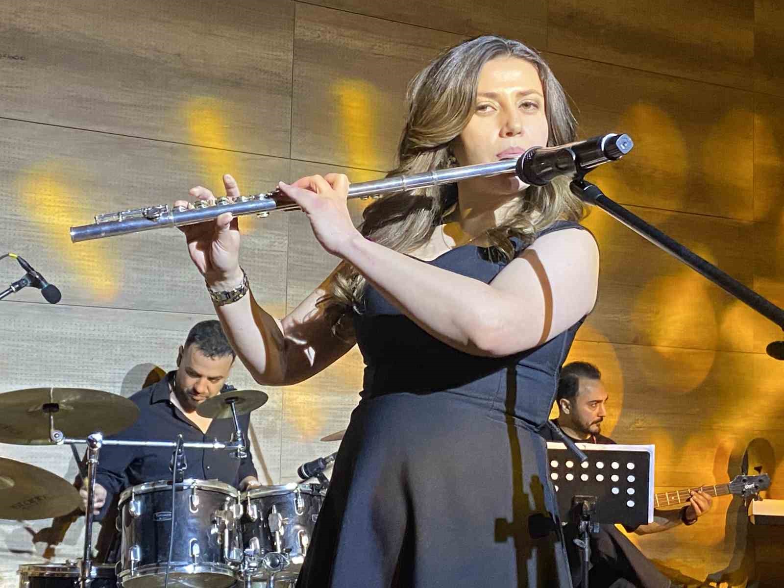 ogretmenler sahneye cikti alasehir tek ses oldu 4 yRKJCmAA