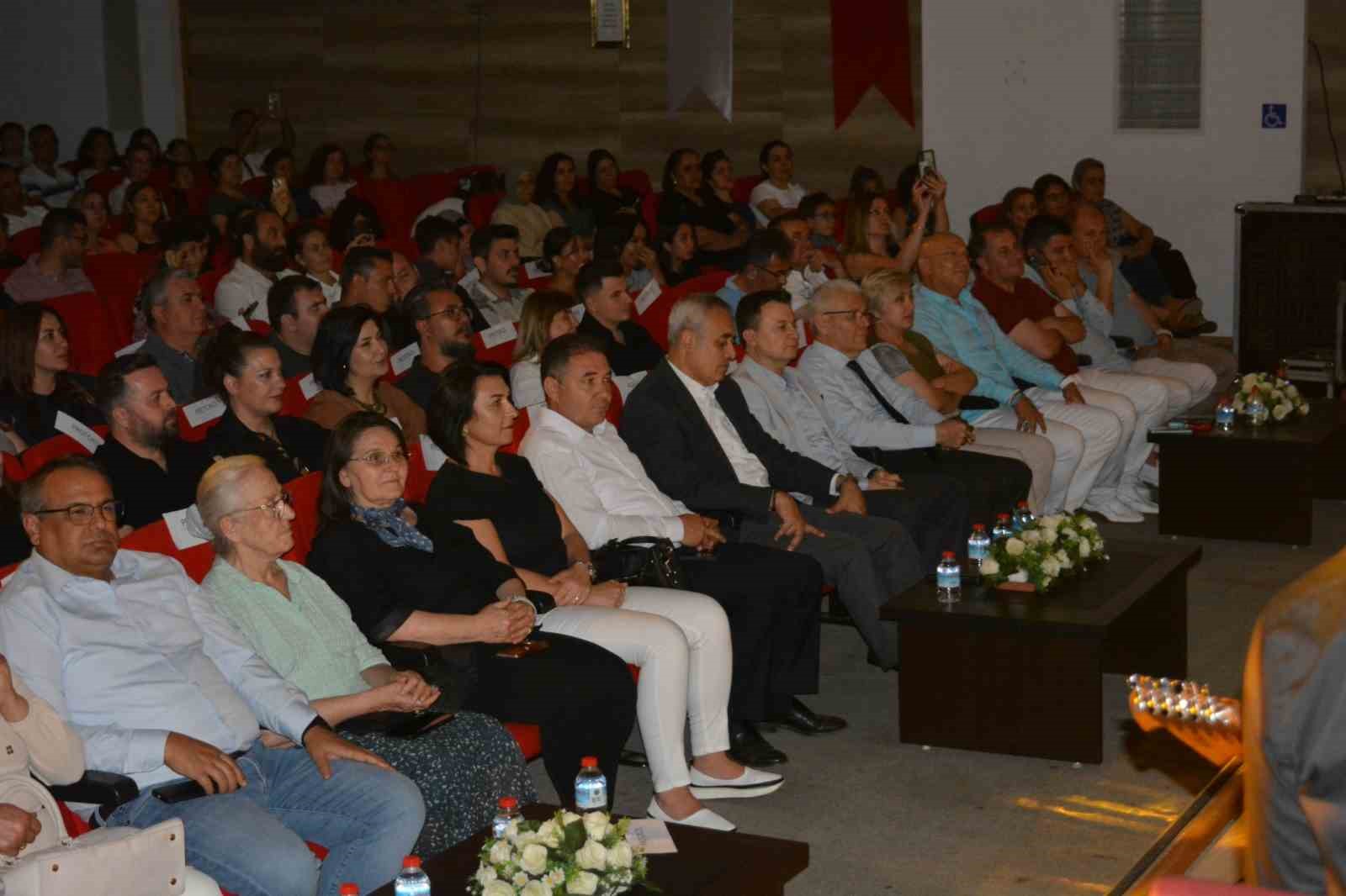 ogretmenler sahneye cikti alasehir tek ses oldu 5 tU4TDjz4