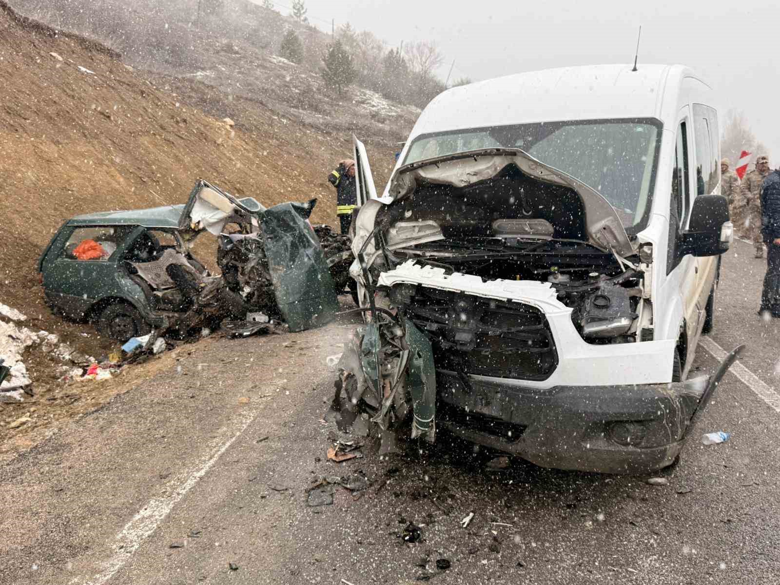 ogretmenleri tasiyan servis ile otomobil carpisti 1 olu 2si agir 10 yarali 2 p84piIQy
