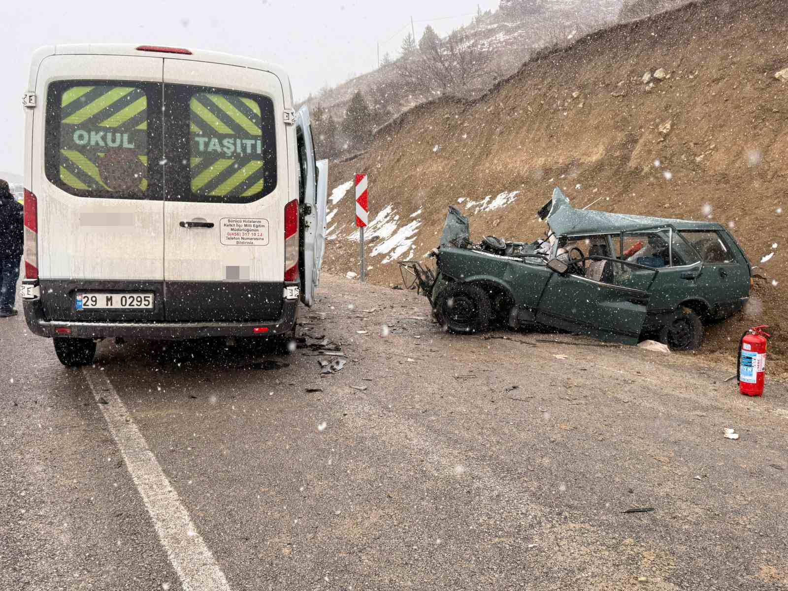 ogretmenleri tasiyan servis ile otomobil carpisti 1 olu 2si agir 10 yarali 3 w3JfKXH3