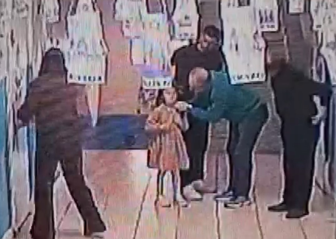 ogretmenlerin heimlich manevrasi ogrencinin hayatini kurtardi 0 aZZMfifw