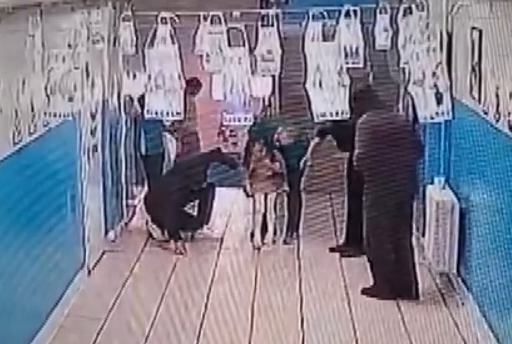 ogretmenlerin heimlich manevrasi ogrencinin hayatini kurtardi 1 NcaeRXbF