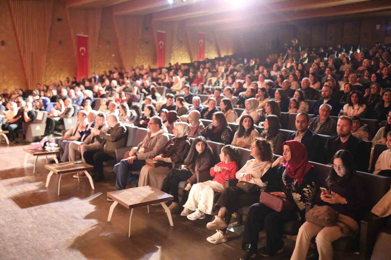 ogretmenlerin sahneledigi ideal aile recetesi 2 oyunu ilgi gordu 2 ZsOzTE1F
