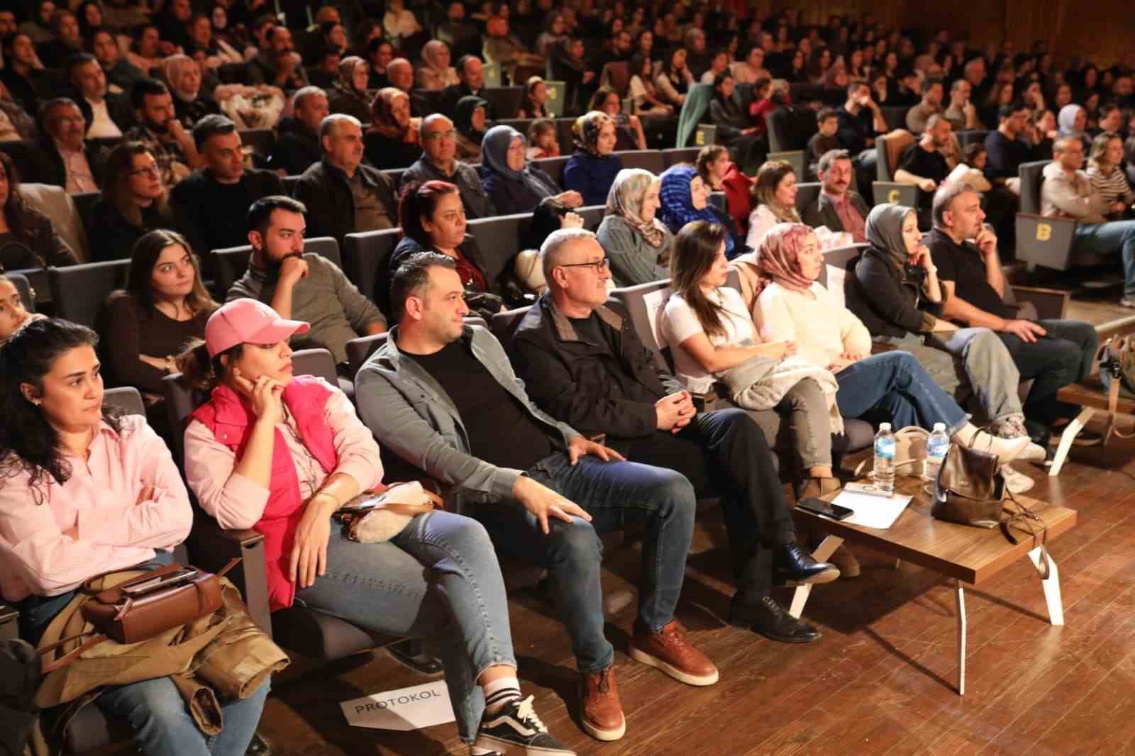 ogretmenlerin sahneledigi ideal aile recetesi 2 oyunu ilgi gordu 3 ElUFnF7F