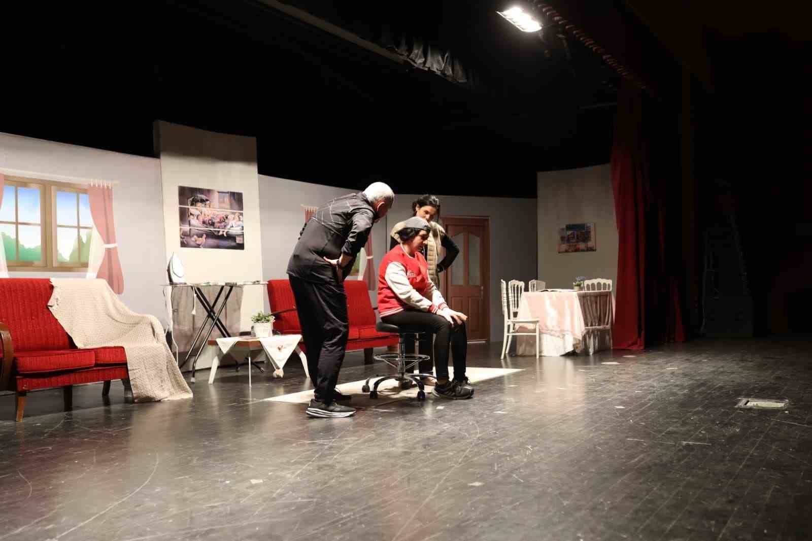 ogretmenlerin sahneledigi ideal aile recetesi 2 oyunu ilgi gordu 4 LJ2hzHg2