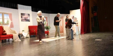 ogretmenlerin-sahneledigi-ideal-aile-recetesi-2-oyunu-ilgi-gordu-G3NlfqiY.jpg