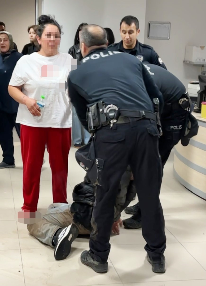 ogul annesinin sevgilisini bicakladi anne ise polis memurunu tokatladi 2 aUXgDJXL