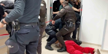 ogul-annesinin-sevgilisini-bicakladi-anne-ise-polis-memurunu-tokatladi-iKfmTytl.jpg