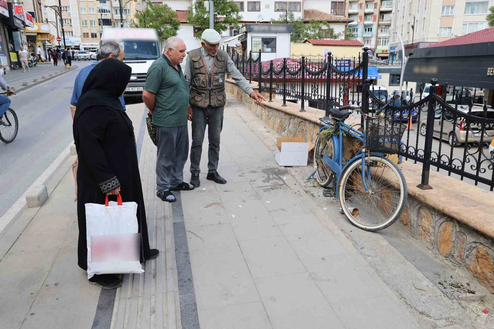 ogul veren kovandan ayrilan arilar bir bisiklette toplandi 8 6WlWYXup