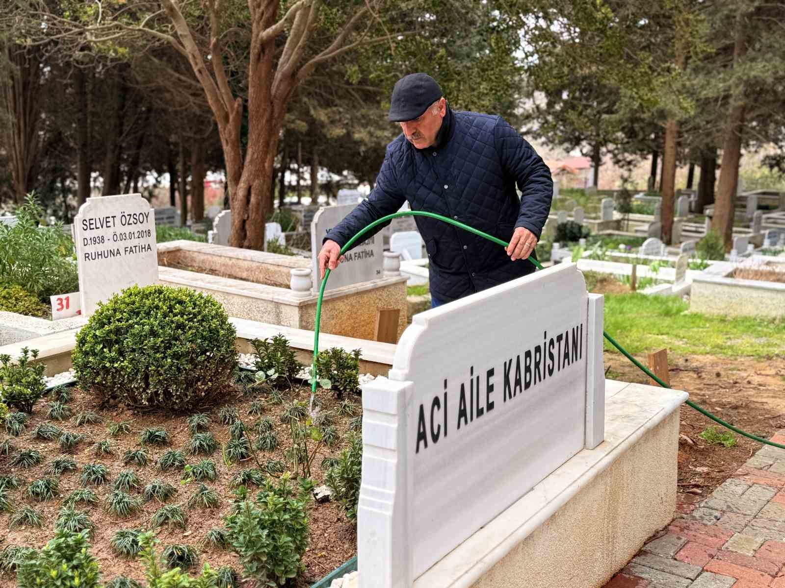 oguz murat acinin mezarini ziyaret eden baba ozer aci bu besinci bayram elimizi opecek