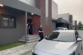 Antalya’da yangında ev sahibi ve bir itfaiye eri dumandan etkilendi 2 thumbnail
