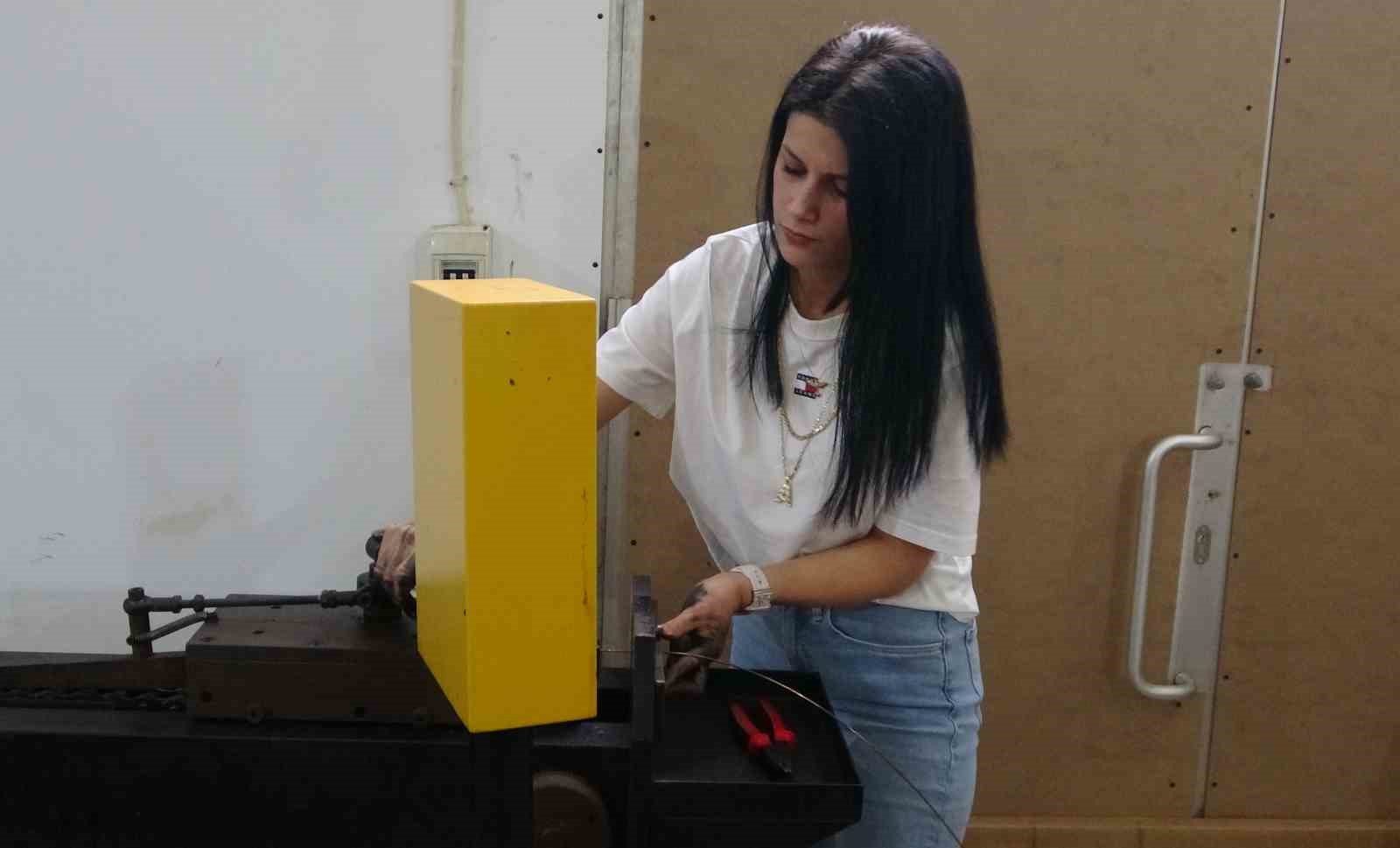 ojeli tirnaklariyla erkek egemen meslekte usta oldu 3 eRcyMK95
