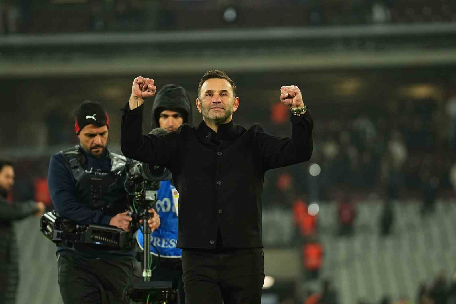 okan buruk taraftarlara 3lu cektirdi 0 5hDKpNM8